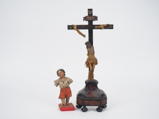 Vente aux enchères Crucifix XVIIIème en bois sculpté polychrome et doré. H. 46 cm  On y j
