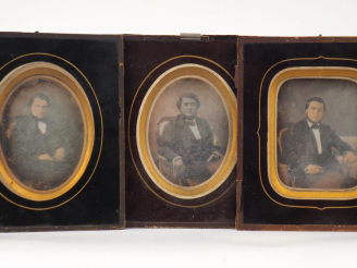 Vente aux enchères Trois daguerréotypes fin XIXème, "portraits d'hommes". Dim. 7,5 x 6 et