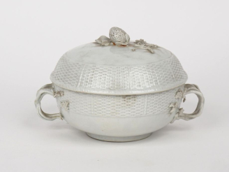 Vente aux enchères Petite soupière XIXème en porcelaine en forme de panier en osier tress
