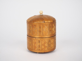 Vente aux enchères Boite à couture cylindrique XIXème en marqueterie de paille polychrome