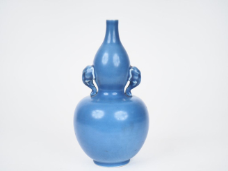 Vente aux enchères Vase double gourde en porcelaine bleue de Chine à décor de têtes d'élé