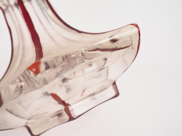 Paire de flacons en verre ou cristal moulé bicolore. On y joint un ver