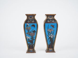 Vente aux enchères Paire de vases en bronze émaux cloisonnées polychromes à décor de fleu