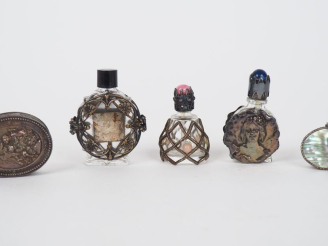 Vente aux enchères Trois différents flacons à sels 1900 en verre, métal argenté et pierre