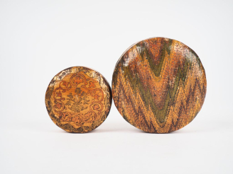 Vente aux enchères Deux différentes boîtes XIXème en marqueterie de paille l'une à décor 