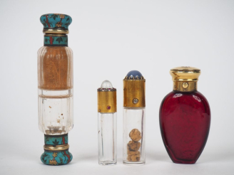 Vente aux enchères PARDONNEAU. Deux flacons de parfum en verre ou cristal et métal doré, 