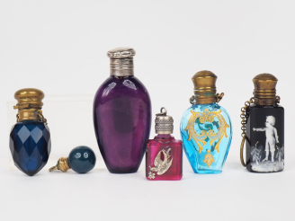 Vente aux enchères Cinq différents flacons à sels ou de parfum fin XIXème - début XXème e