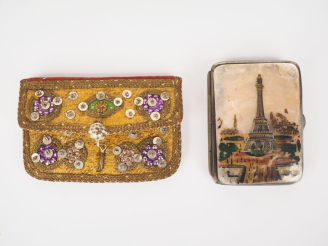 Vente aux enchères Porte-monnaie XIXème en soie, textile et perles à décor de motifs géom