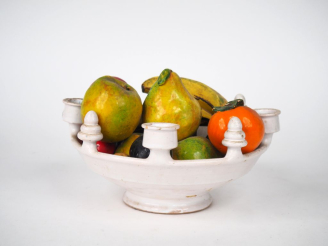 Vente aux enchères Vingt-et-un fruits en céramique et plâtre polychrome dans une coupe en