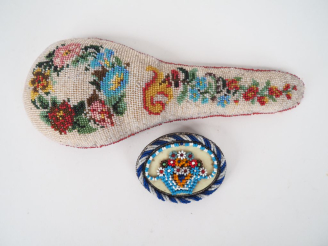 Vente aux enchères Porte aiguilles Napoléon III en perles à décor de couronne de fleurs. 