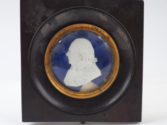 Vente aux enchères Miniature XIXème en biscuit, figurant un monarque, fond en verre bleut