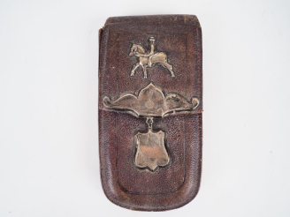 Vente aux enchères Etui XIXème en cuir brun, à décor en argent de cavalier et de cartouch