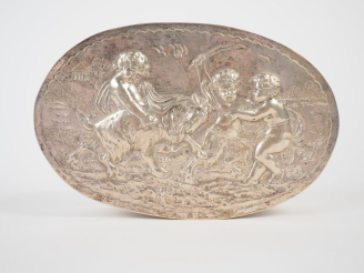 Vente aux enchères Boite couverte 1900 en argent étranger à décor d'amours jouant avec un