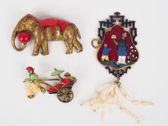 Vente aux enchères Deux différentes broches et un pendentif de style Extreme Orient en ém