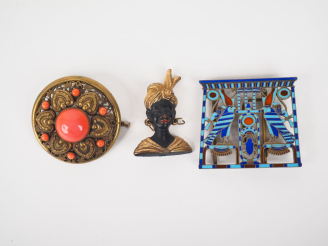 Vente aux enchères Broche de style égyptien en émaux polychromes cloisonnés, une broche e