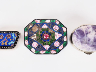 Vente aux enchères Trois différentes boites à pilules en métal argenté, émaux polychromes