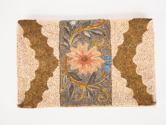Vente aux enchères Pochette de soirée début XXème en soie, textile et perles brodées à dé