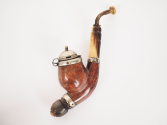 Vente aux enchères Pipe en bois, corne et métal. Signée. H. 15 cm.