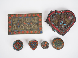Vente aux enchères Six différentes boites Afrique du nord en laiton, émaux polychromes et