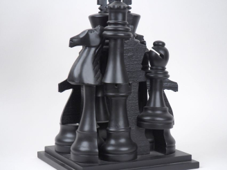 Vente aux enchères Fernandez ARMAN (1928-2005) "Gambit, 2003" Epreuve en résine.  Signée 