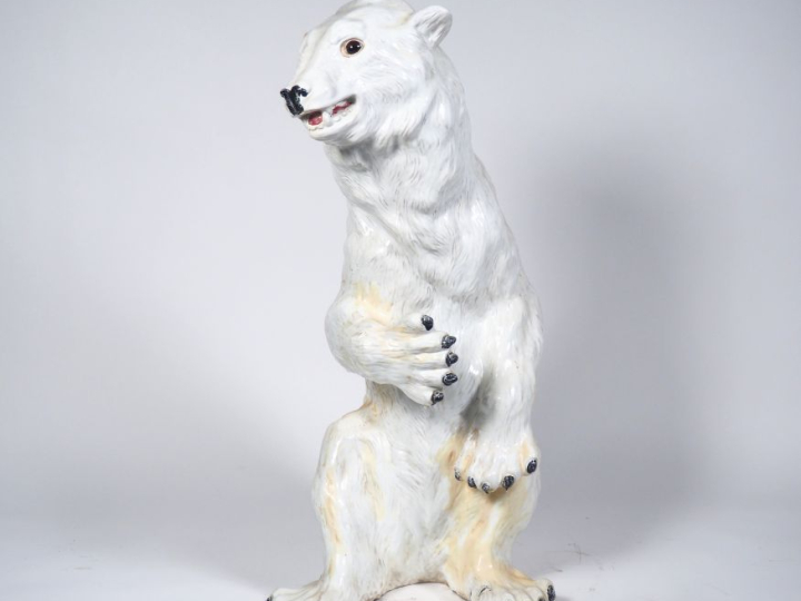 Spectaculaire sujet en porcelaine polychrome figurant ours blanc assis
