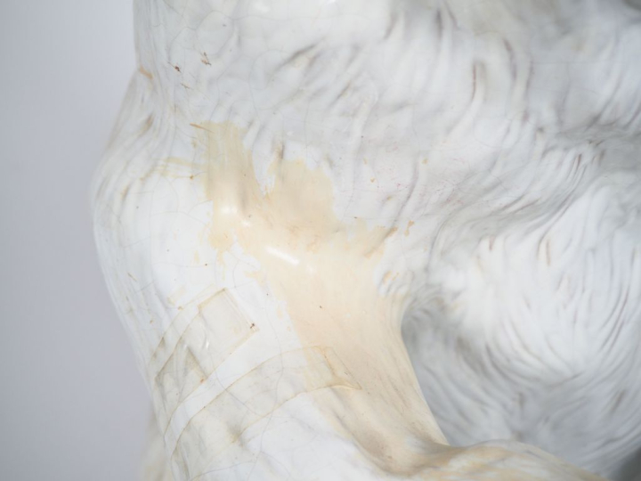 Spectaculaire sujet en porcelaine polychrome figurant ours blanc assis