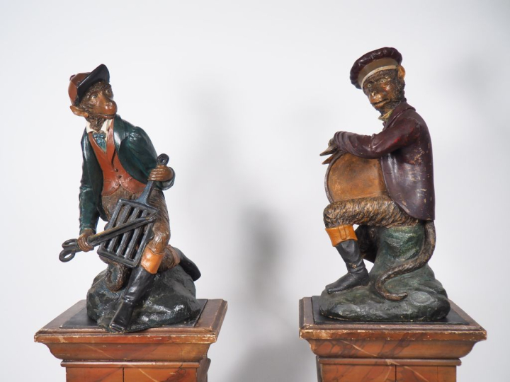 GISCARD. Paire de grandes sculptures en terre cuite polychrome figuran