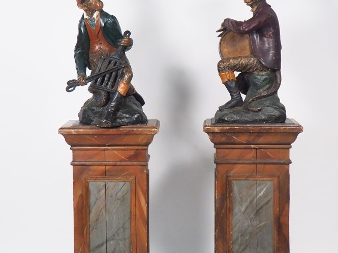 GISCARD. Paire de grandes sculptures en terre cuite polychrome figuran