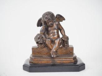 Vente aux enchères Sujet 1900 en régule patiné "l'amour endormi", socle en marbre noir. H