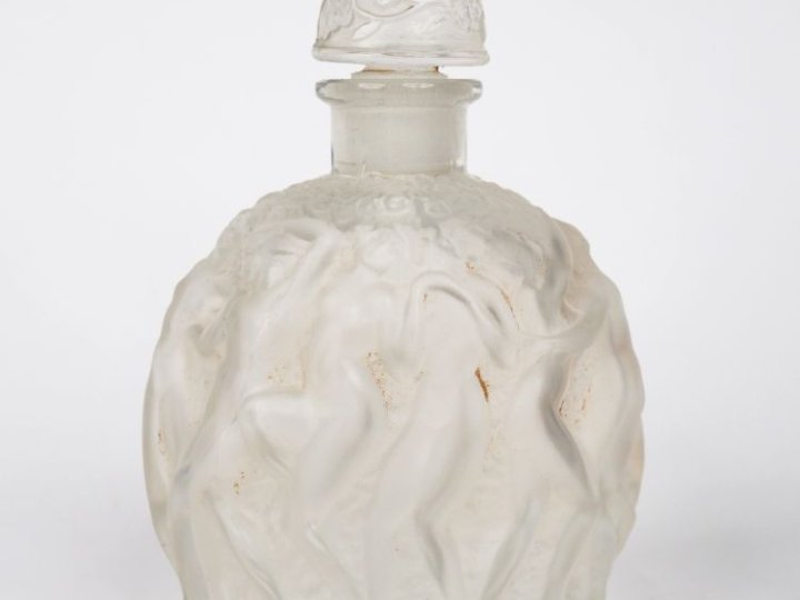 LALIQUE.  Flacon en cristal à décor de naïades.  Signé. H. 12 cm