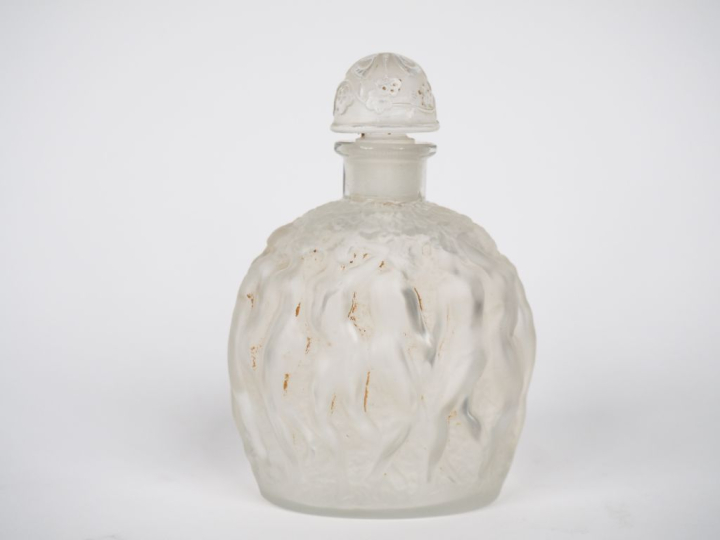 LALIQUE.  Flacon en cristal à décor de naïades.  Signé. H. 12 cm