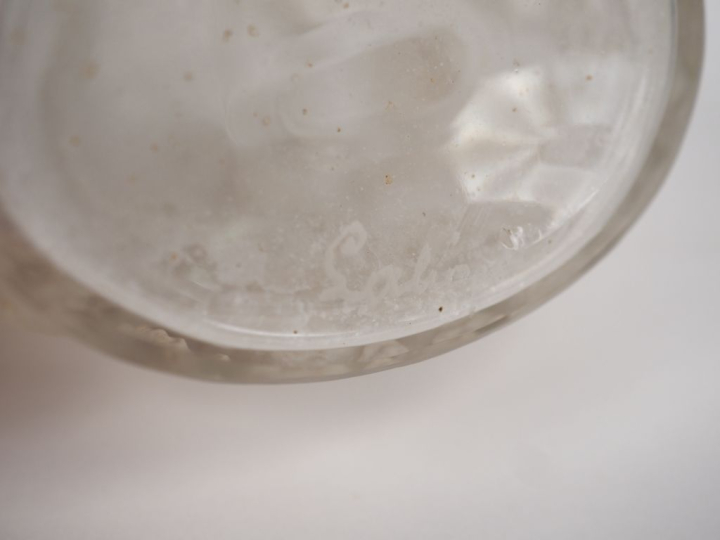 LALIQUE.  Flacon en cristal à décor de naïades.  Signé. H. 12 cm
