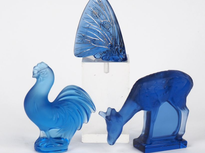 LALIQUE France. Sujet en cristal bleu "daim"  Signé. Dim. 7 x 7,5 cm L