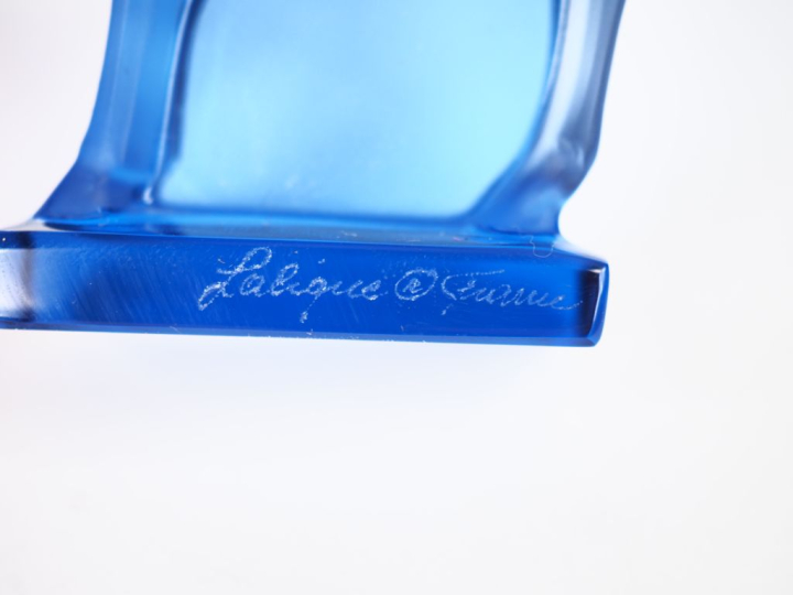 LALIQUE France. Sujet en cristal bleu "daim"  Signé. Dim. 7 x 7,5 cm L