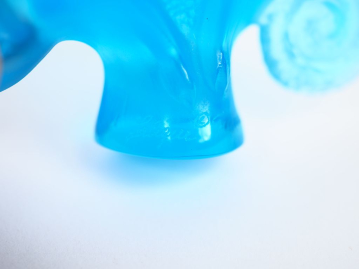 LALIQUE France. "caméléon" Sujet en cristal bleu  Dim. 4 x 7 cm 2 suje