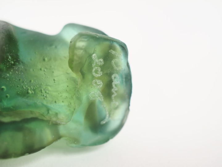 LALIQUE France. "caméléon" Sujet en cristal bleu  Dim. 4 x 7 cm 2 suje