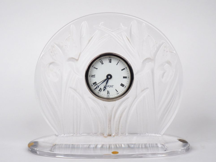 LALIQUE France  Pendulette en cristal, à décor d'iris. Signée Dim.  17