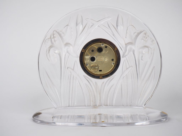 LALIQUE France  Pendulette en cristal, à décor d'iris. Signée Dim.  17