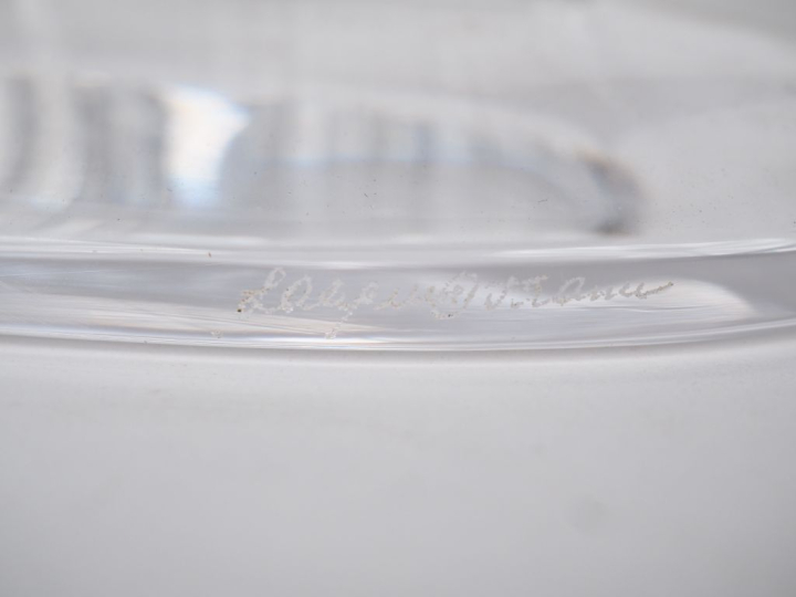 LALIQUE France  Pendulette en cristal, à décor d'iris. Signée Dim.  17