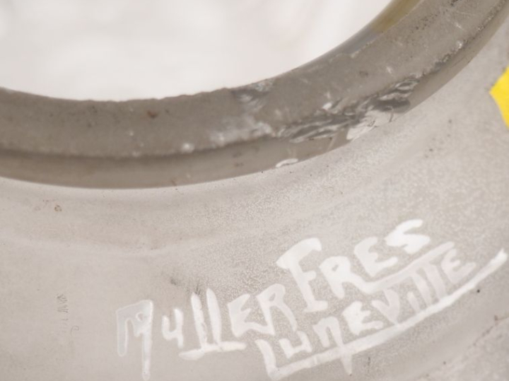MULLER FRERES A LUNEVILLE. Paire de suspensions en verre moulé blanc e