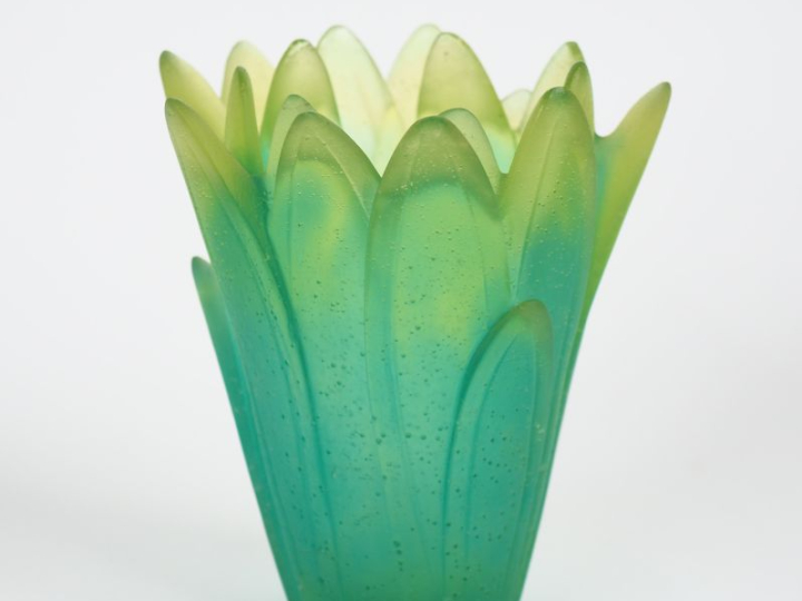 DAUM France.  Vase en pâte de verre à décor de feuille vert nuancé jau