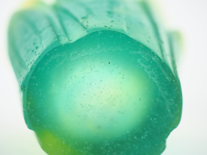 DAUM France.  Vase en pâte de verre à décor de feuille vert nuancé jau