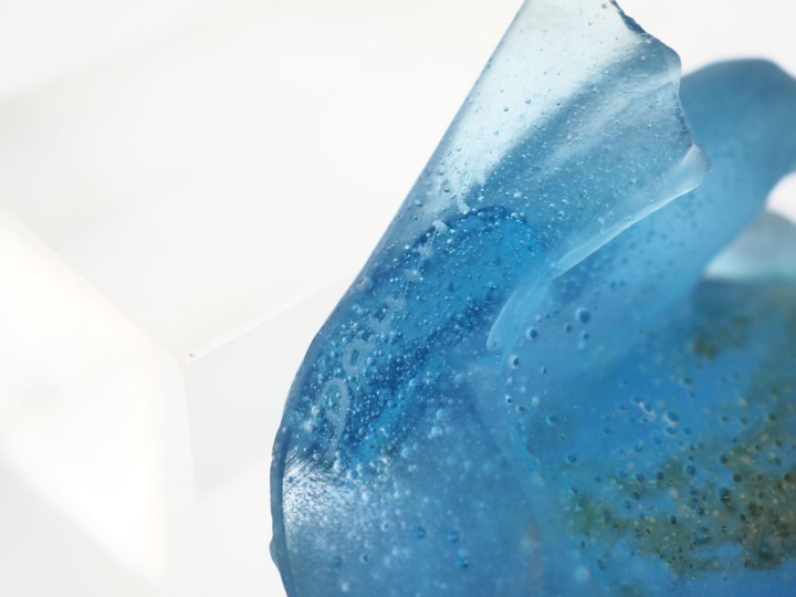 DAUM France.  Sujet en pâte de verre "la grenouille" bleu et verte. Si