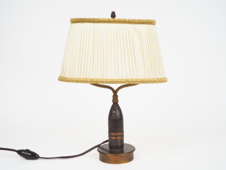 Vente aux enchères Lampe de chevet composée à partir d'éléments d'obus , Travail de poilu
