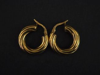 Vente aux enchères Paire de créoles en or jaune 750, à décor de côtes torses.  Diam. 2 cm