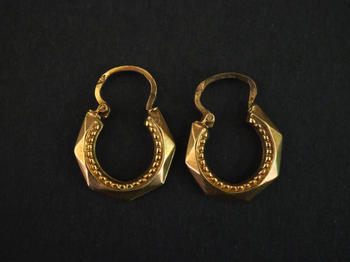 Paire de créoles à pans coupés en or jaune 750.  Diam. 1,3 cm Poids. 0