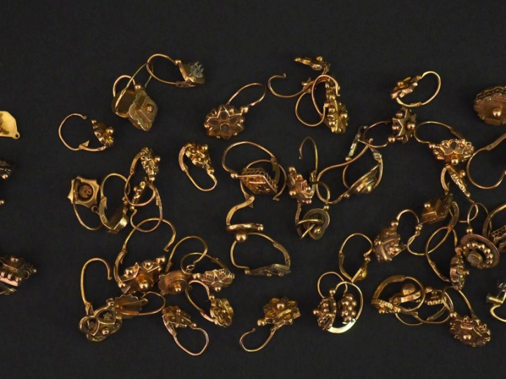 Ensemble de perces oreilles dépareillés en or jaune 750.  Poids. 24,10