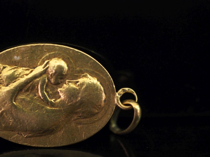 Médaille religieuse de forme ovale en or jaune 750, à décor d'une Vier