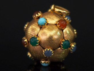 Vente aux enchères Pendentif boule en or jaune 750, serti de pierres fantaisie en cabocho