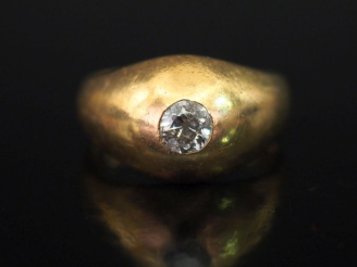 Vente aux enchères Bague jonc en or jaune 750, ornée en son centre d'un diamant taille an